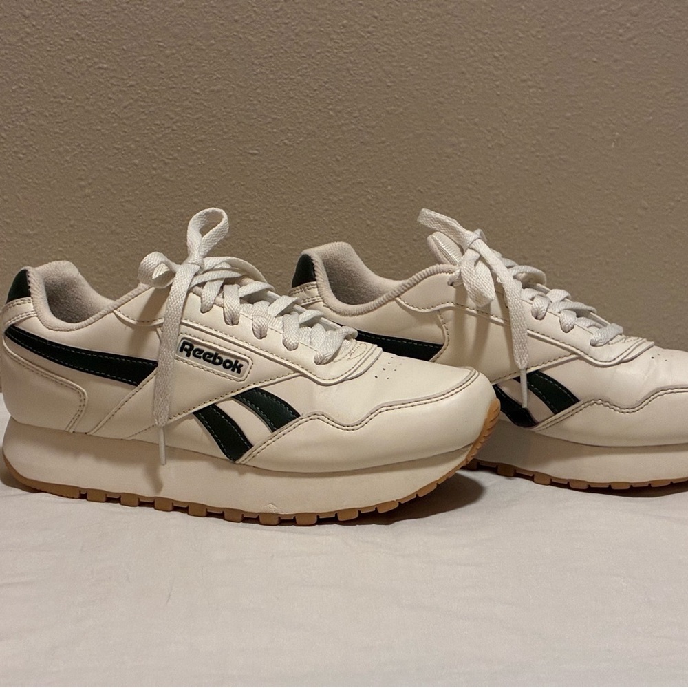 Women’s Reebok Sneakers (Sz 8.5) White w/ Green Stripe -like new condition